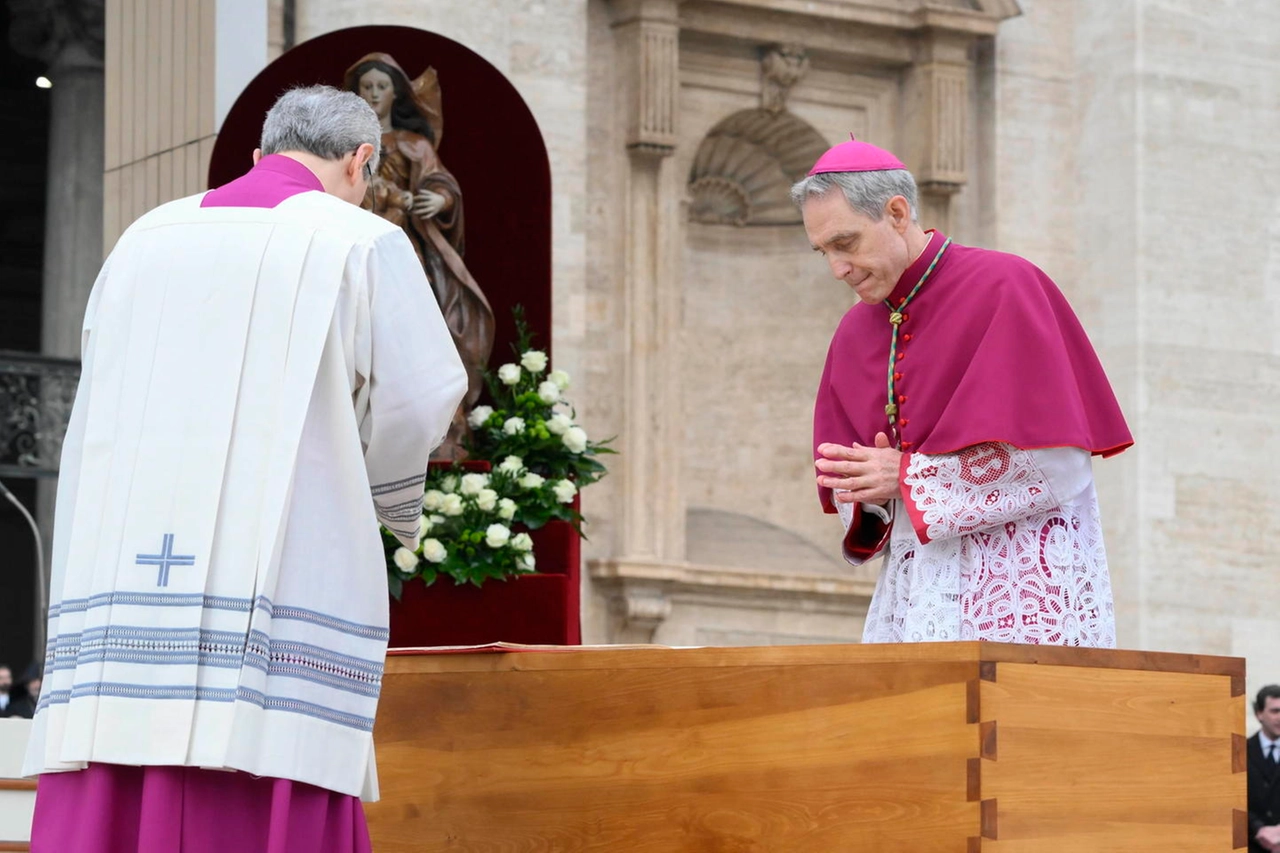 Monsignor Georg Gaenswein davanti alla bara di Benedetto XVI (Ansa)