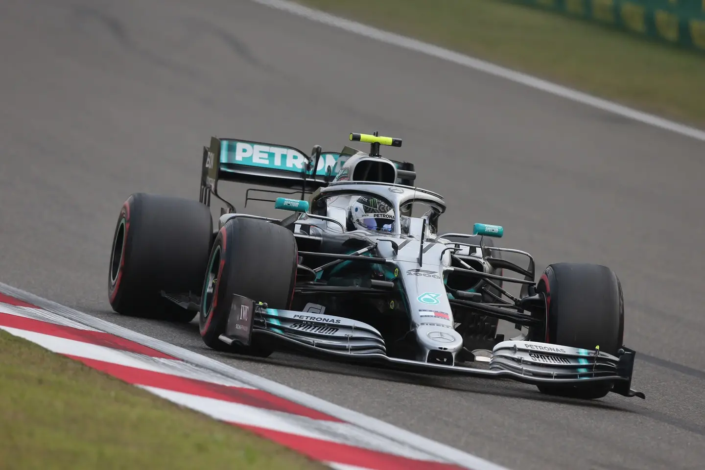 Formula 1 Gp Cina 2019, Bottas in pole. Poi Hamilton e Ferrari. La griglia di partenza