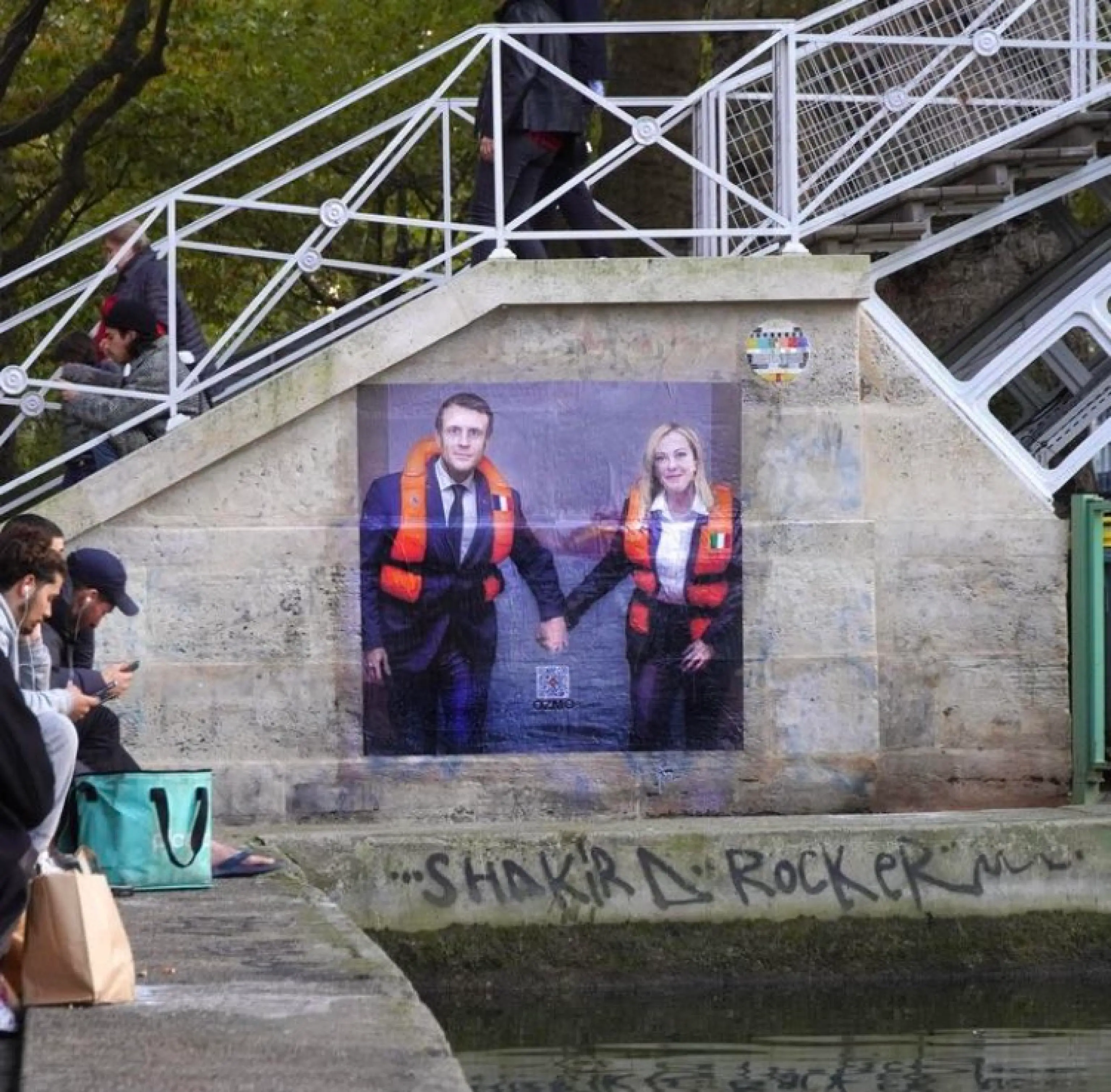 Macron e Meloni migranti si danno la mano: Ozmo e l'ultima provocazione a Parigi