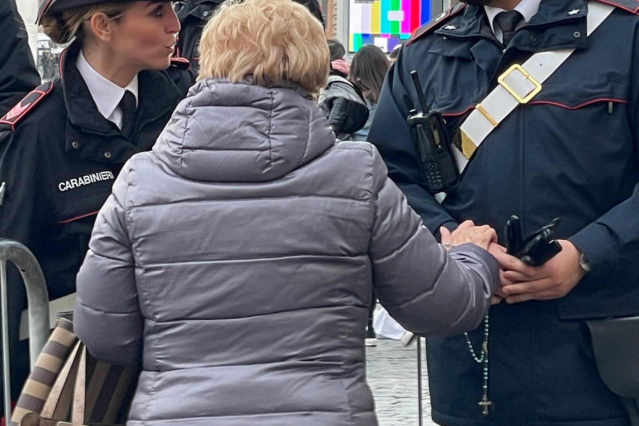 Spara contro l'auto dei suoceri e picchi la nonna della fidanzata