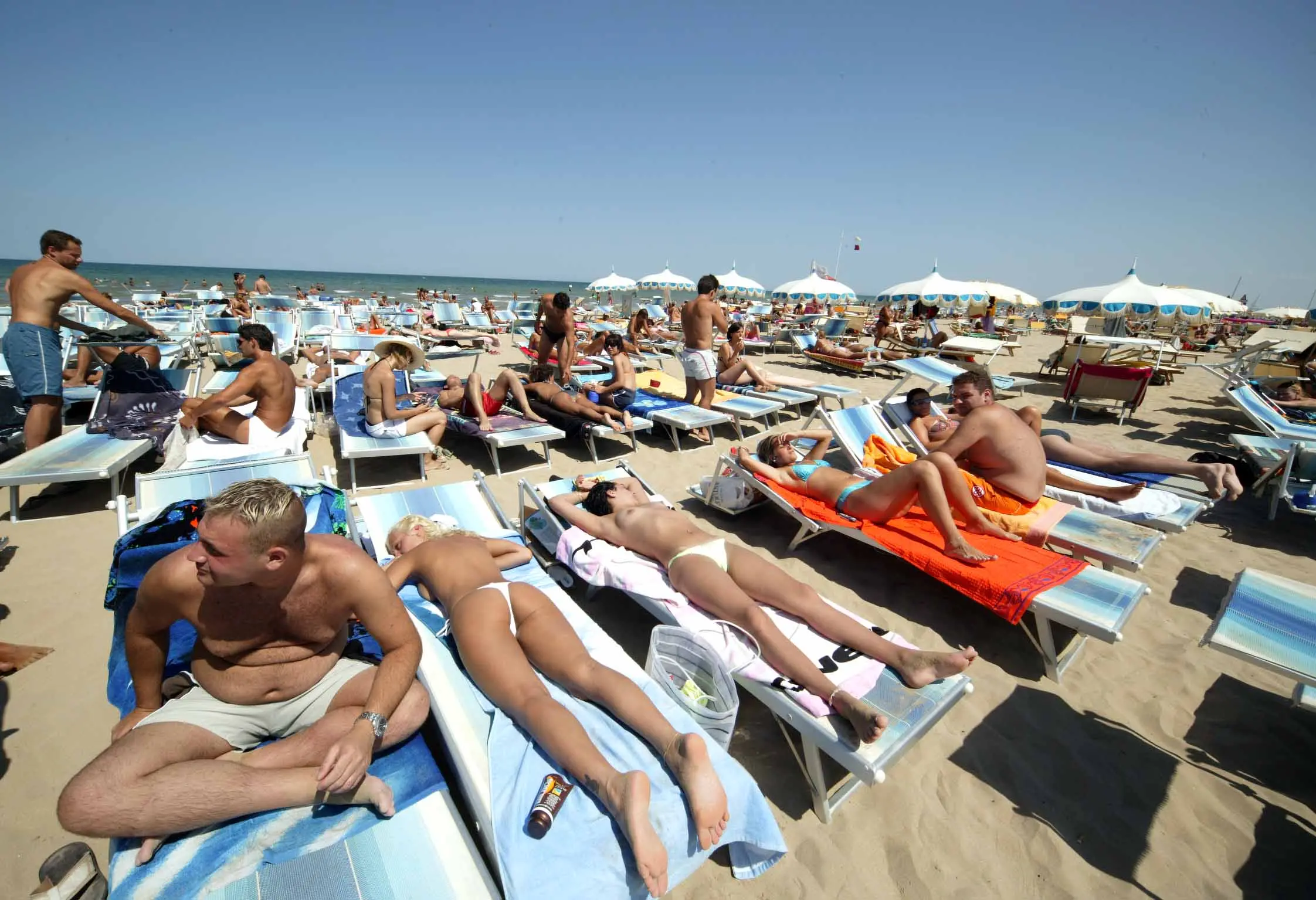 Spiaggia, caro ombrellone. Prezzi in aumento del 2,4%