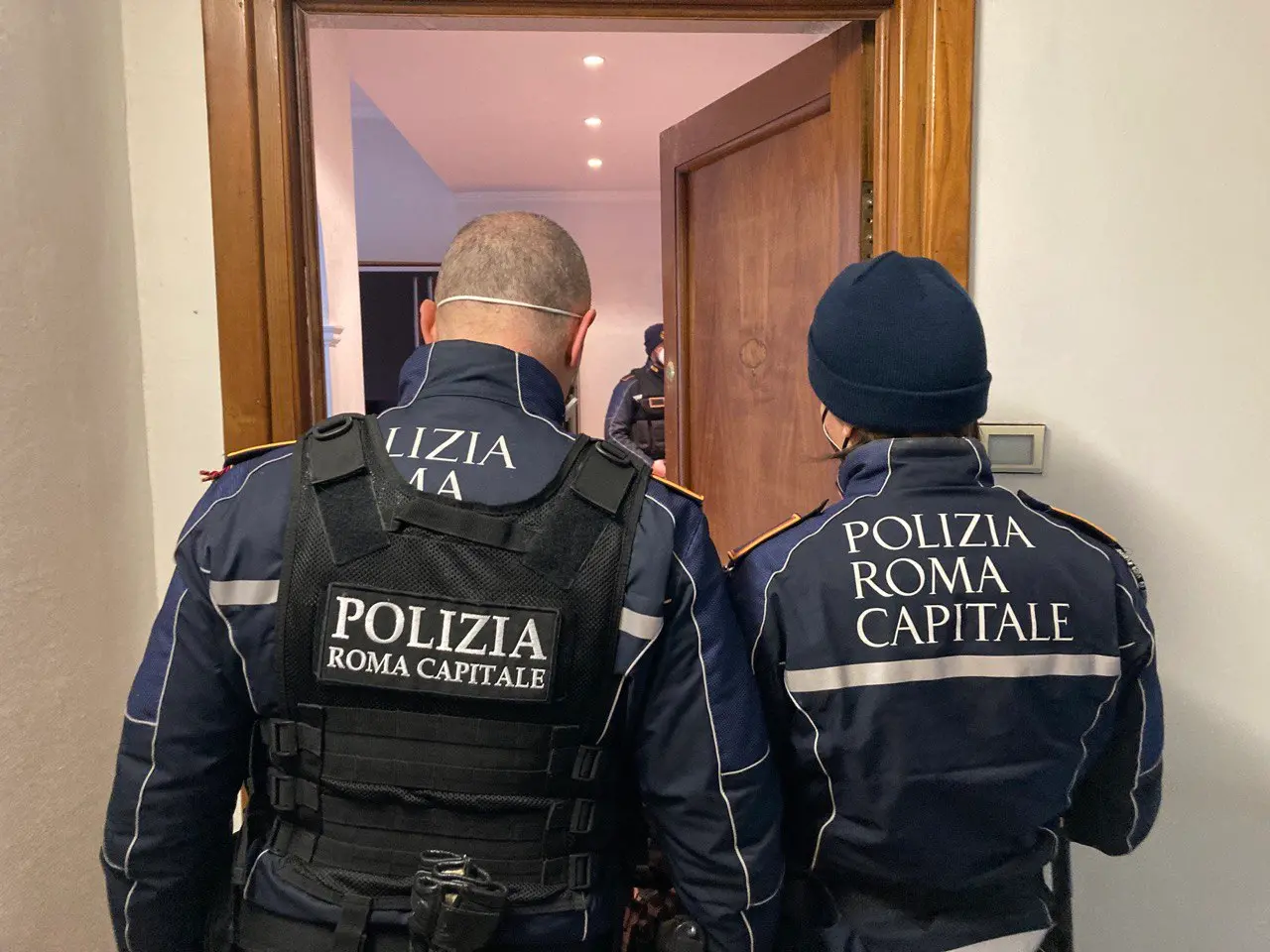 Blitz alle case popolari di Ostia: controlli alla ricerca di armi e droga