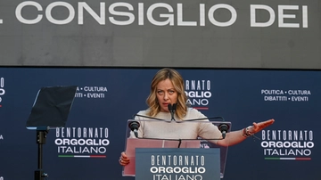 Giorgia Meloni e Andrea Giambruno alla recita della figlia Ginevra