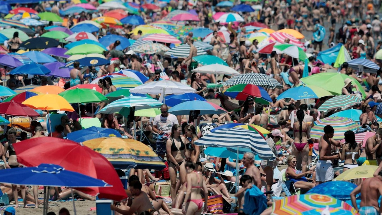 Previsioni meteo, ondata di caldo in mezza Europa. Foto: la spiaggia di Valencia (Ansa)