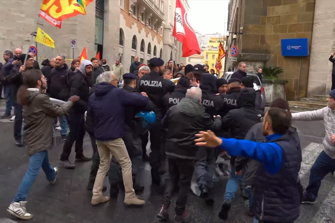 Tensioni tra polizia e manifestanti davanti al ministero del Lavoro