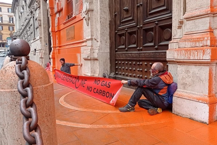 Ultima generazione gli attivisti incollati al muro dopo il blitz