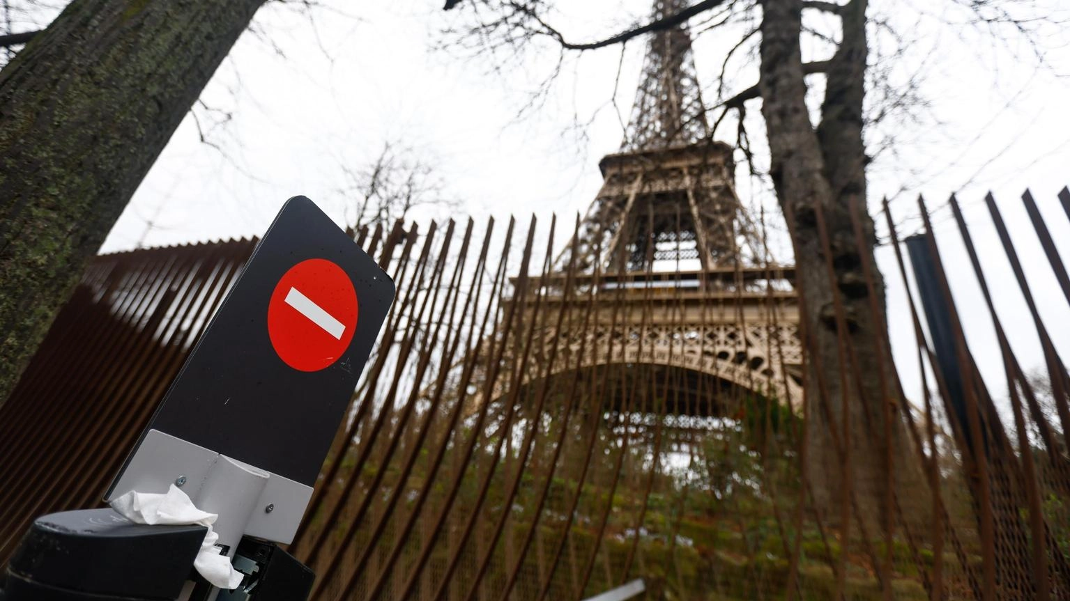 Terzo giorno di sciopero alla Tour Eiffel