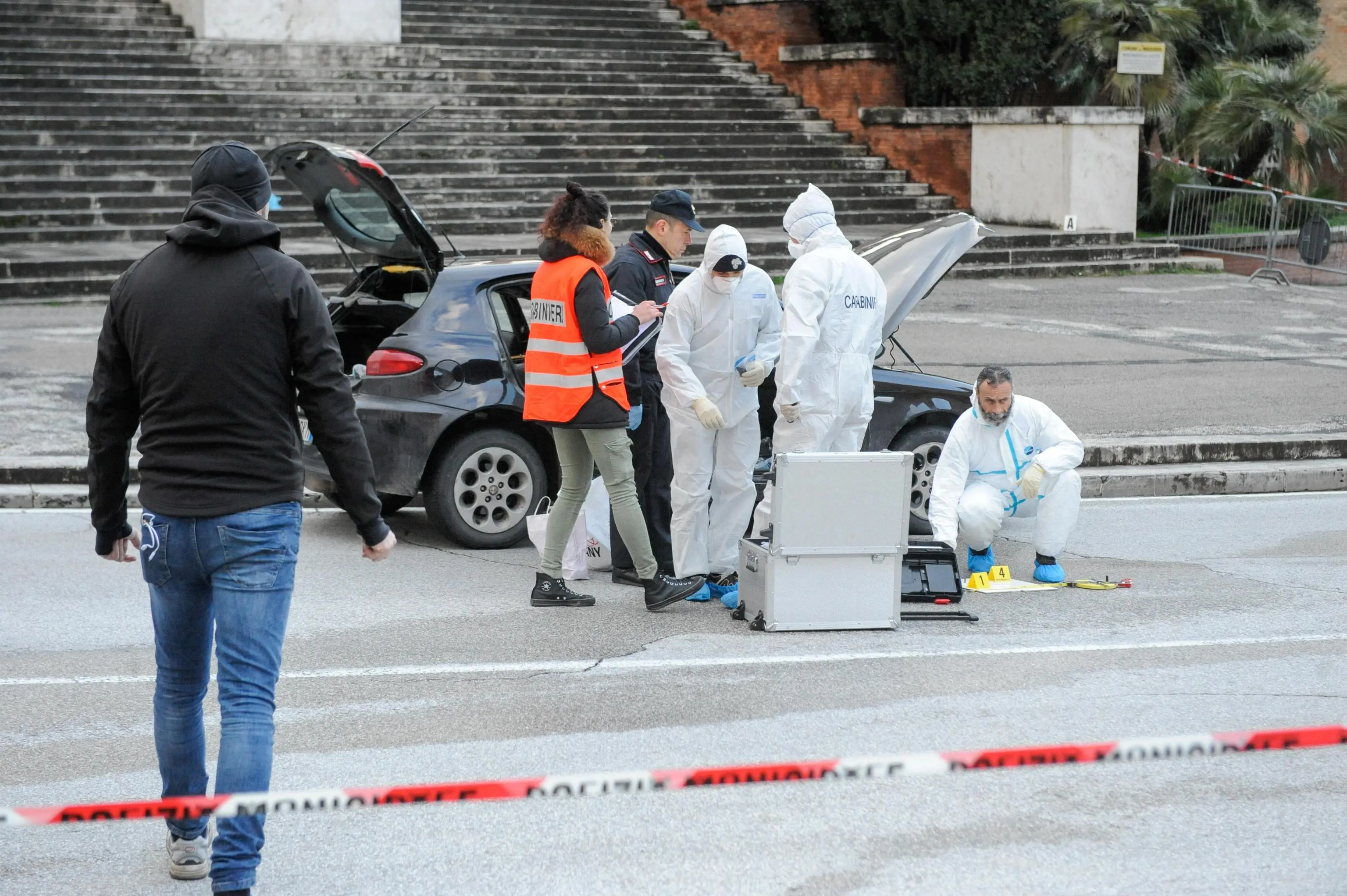 Anzio, spari in strada: colpi di pistola contro un uomo, è grave