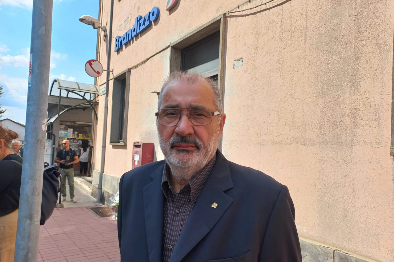 Il senatore Tino Magni alla stazione di Brandizzo