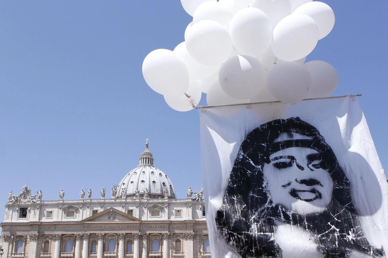 Un'immagine di Emanuela Orlandi in piazza San Pietro (Ansa)