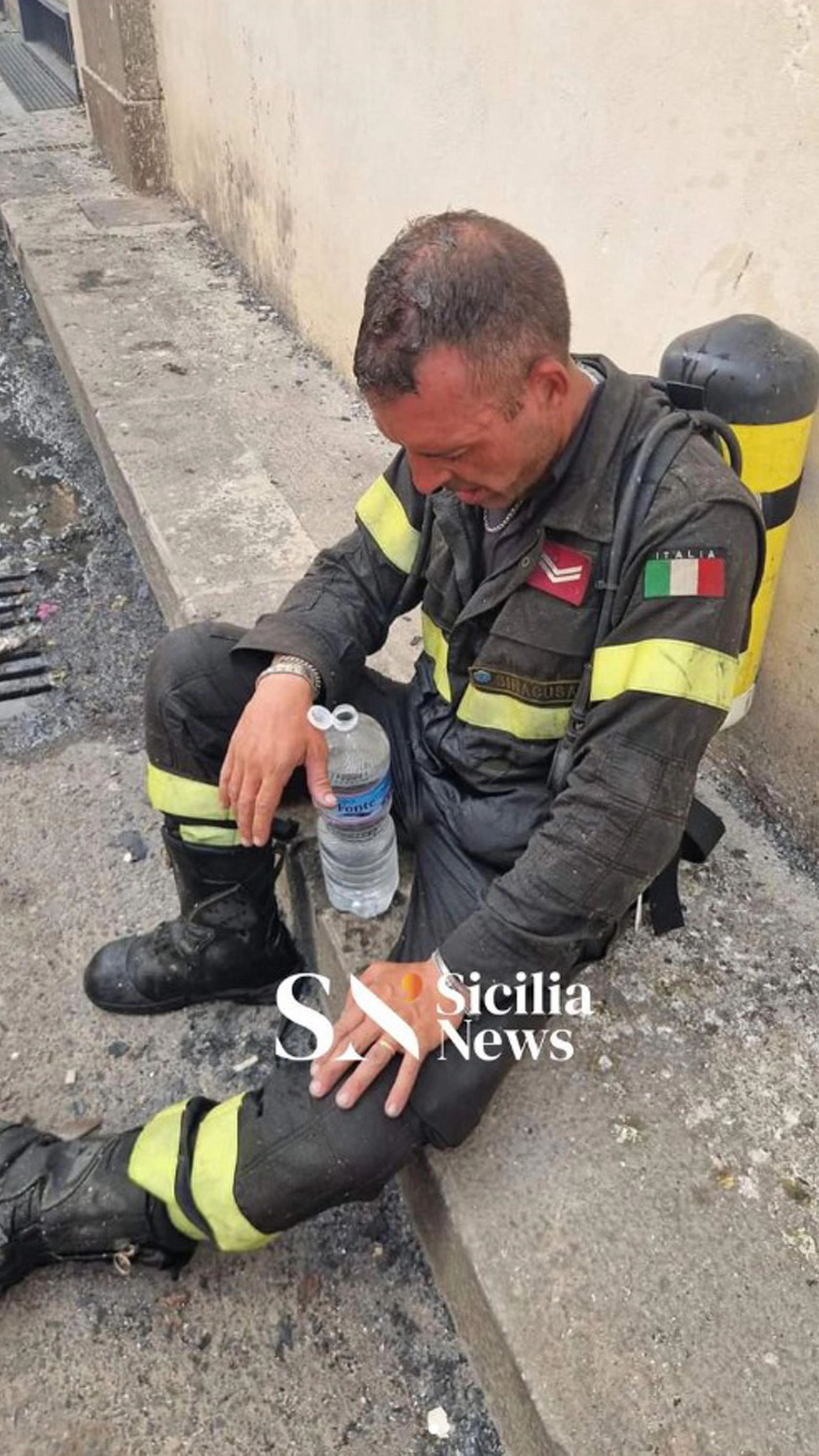 Vigili del fuoco esausto a Lentini (Sicilia News / Ansa)