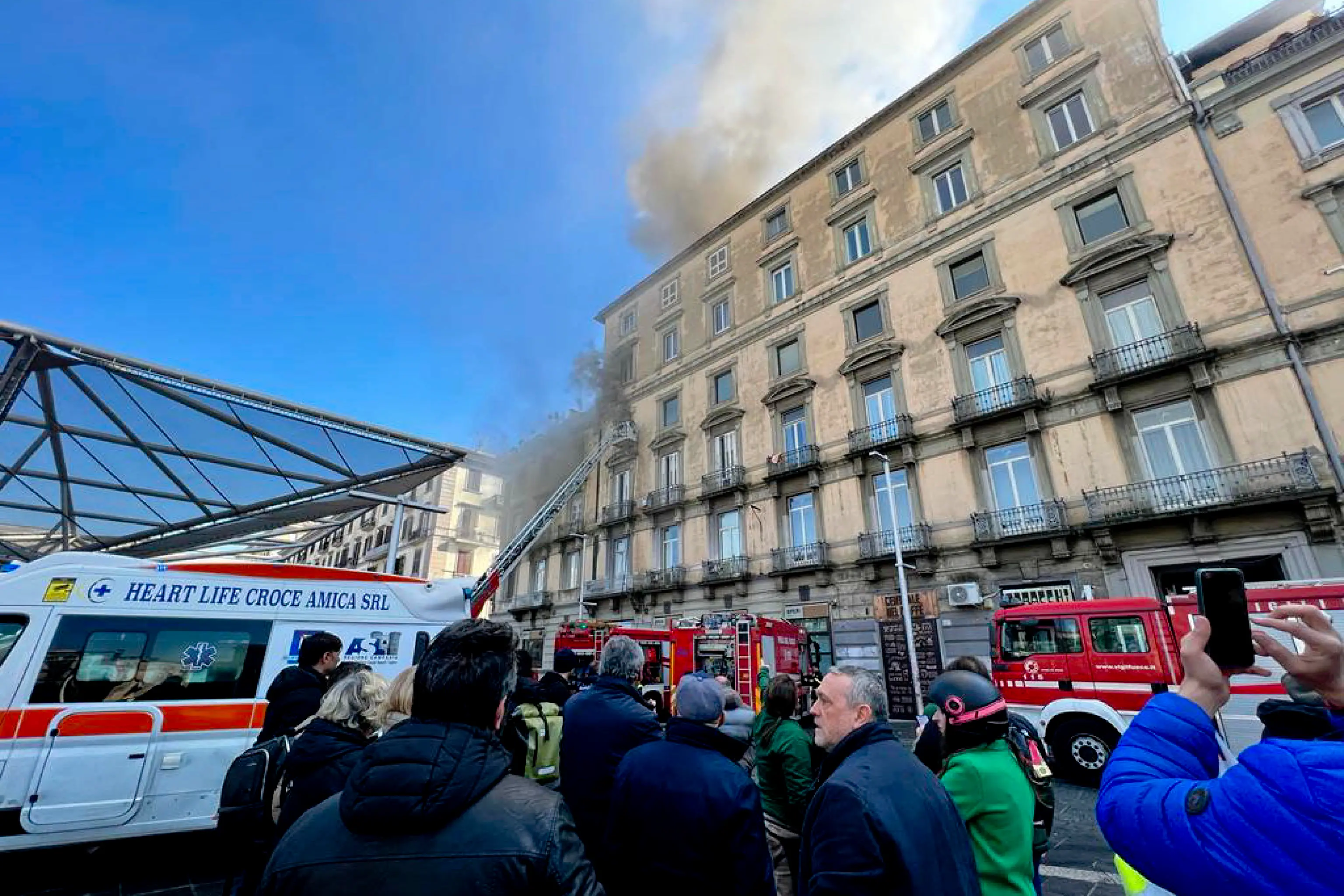 Napoli, incendio appartamento in piazza Garibaldi: soccorse persone bloccate in casa