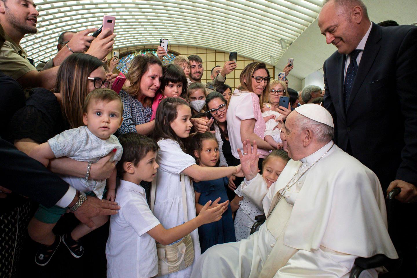 Tre Bambini Ucraini Sulla Papamobile Con Bergoglio: "Popolo Martoriato ...