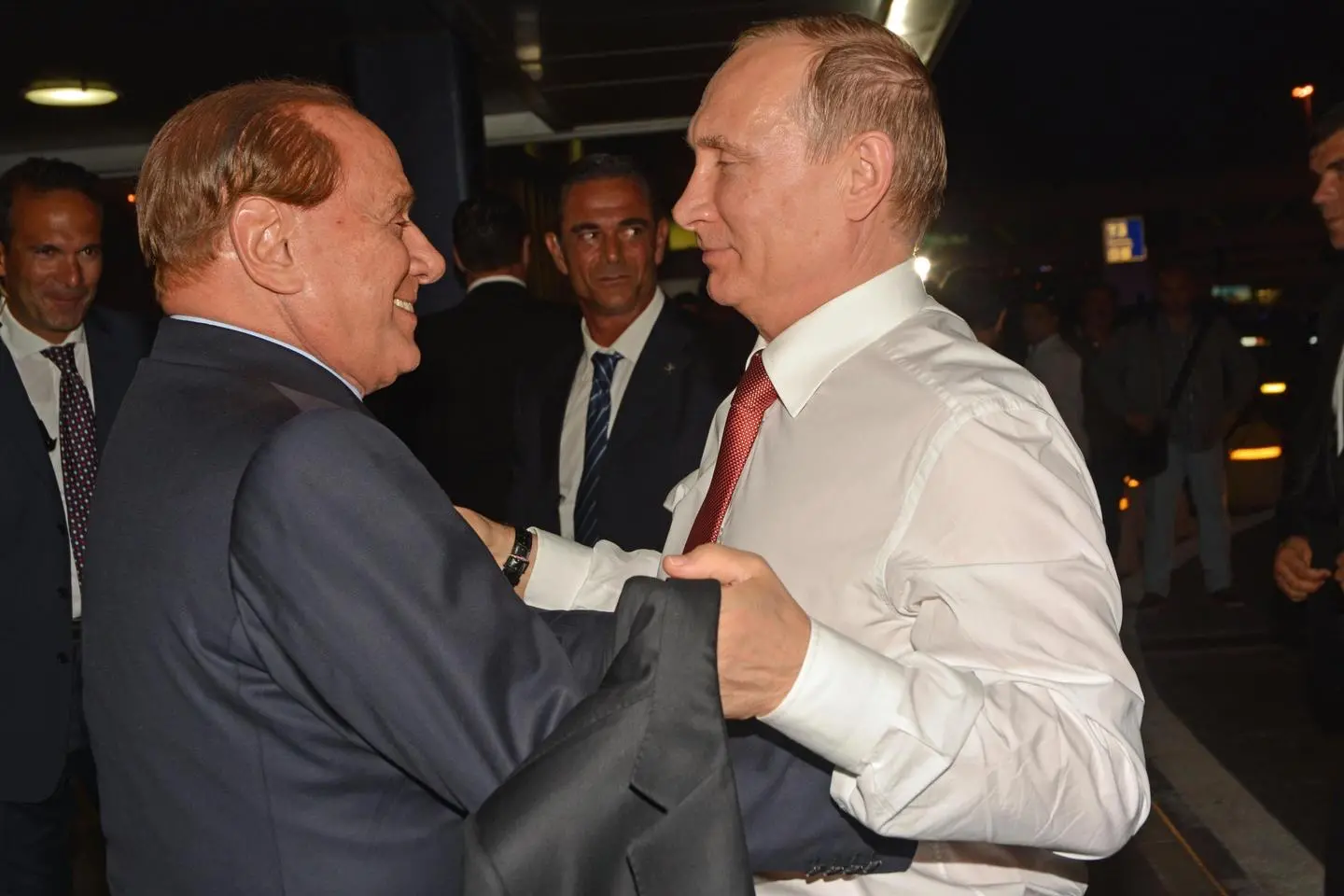 Putin fa gli auguri di buon anno a Berlusconi, ma ignora Scholz e Macron