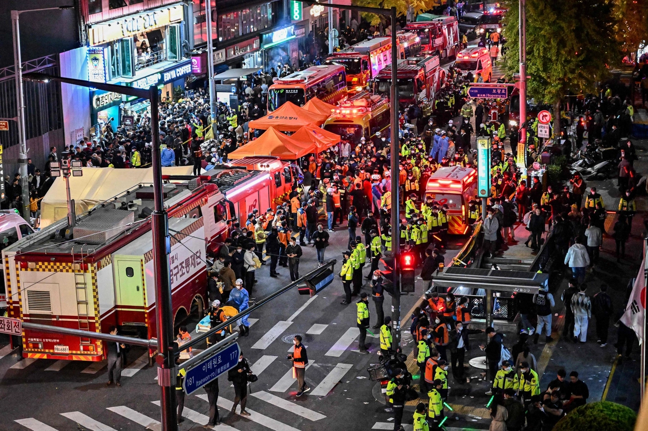 Seul: migliaia di persone per commemorare la strage di Halloween