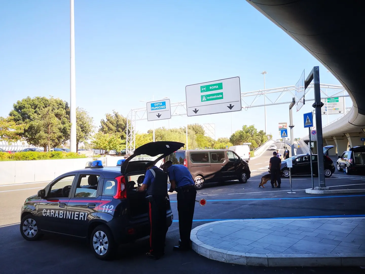 Roma, sassi contro l'autobus della linea 775: danni a un finestrino