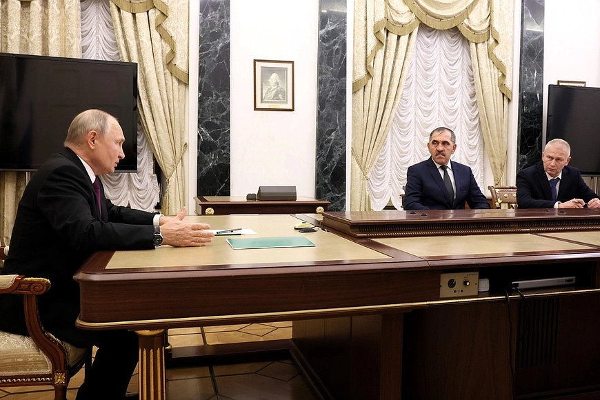 L'incontro al Cremlino tra Putin Ben Yevkurov e Troshev