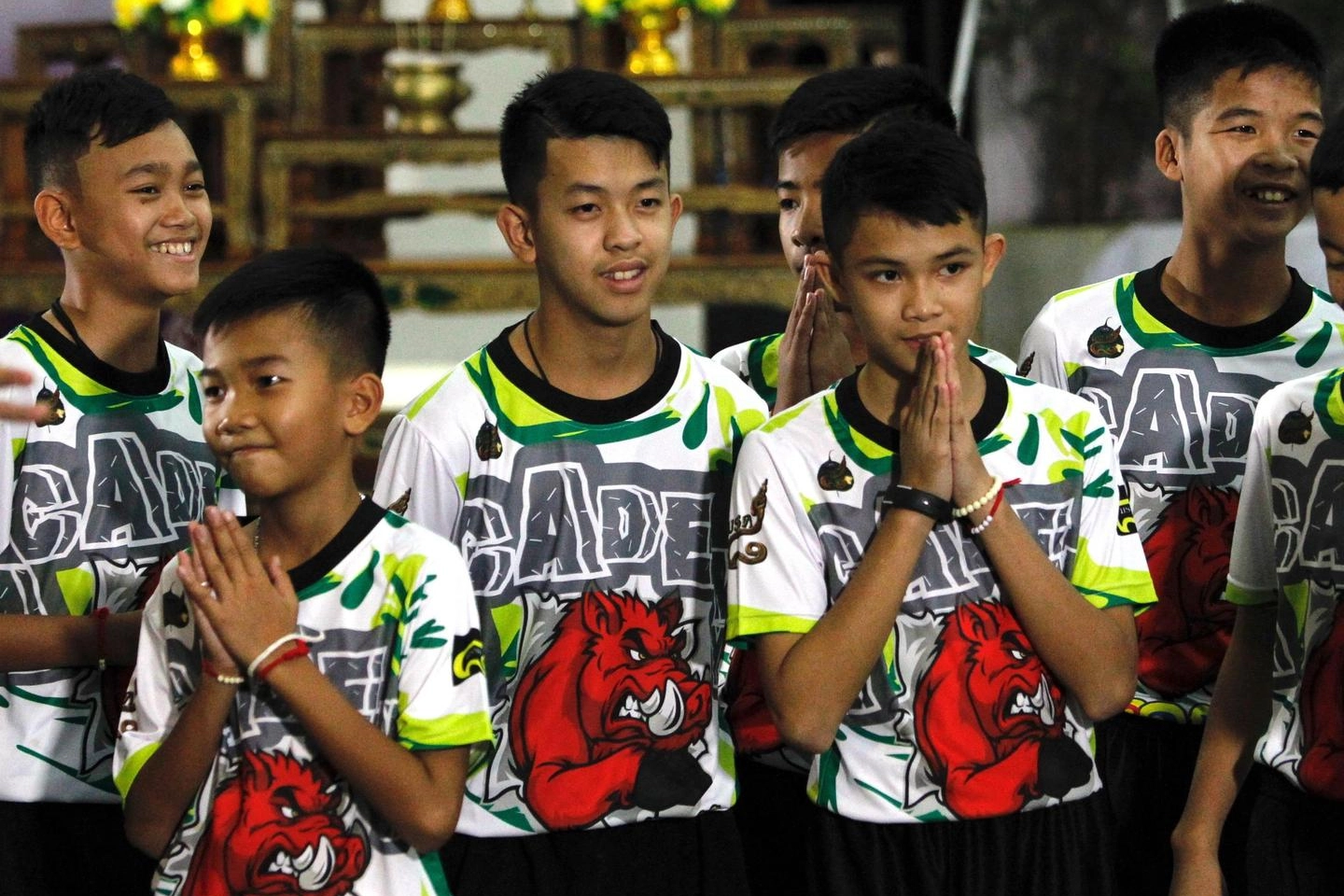 I bambini della grotta in Thailandia nella loro prima uscita dall'ospedale 