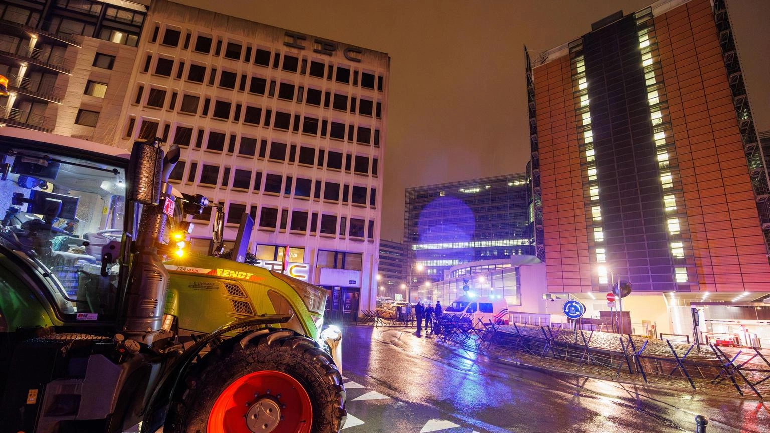 Trattori a Bruxelles, idranti della polizia in azione