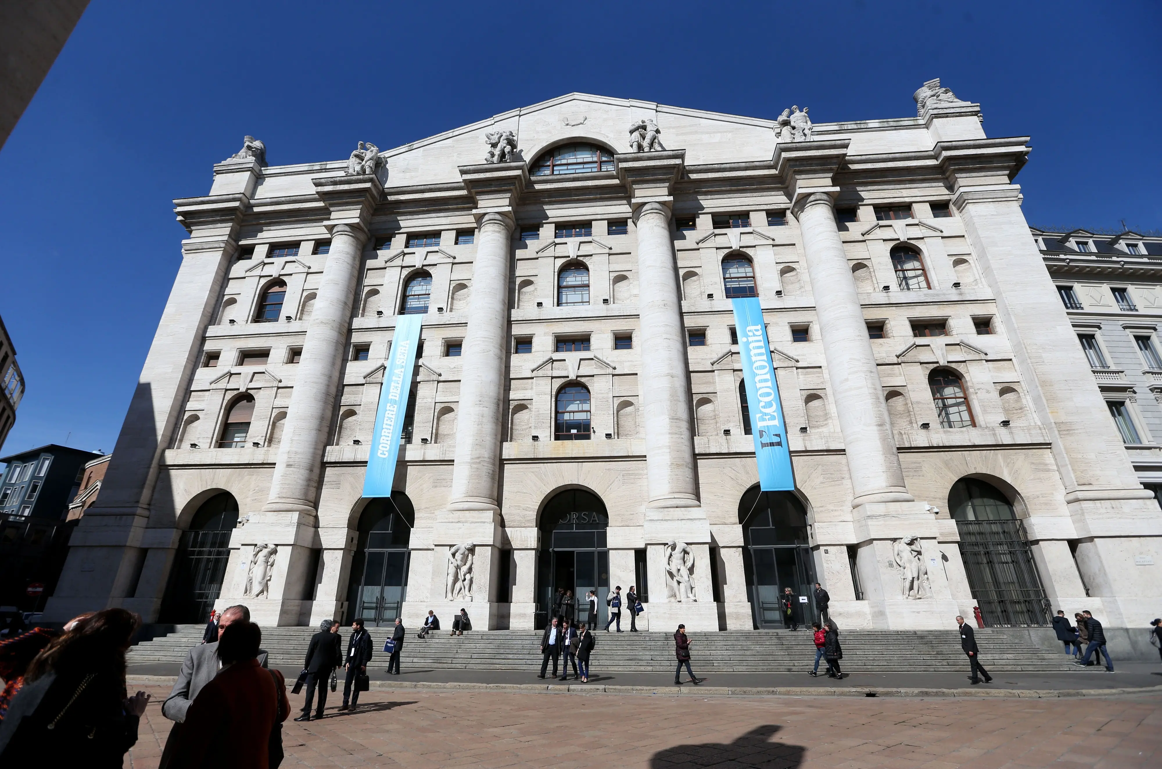 Borsa, Milano chiude in forte rialzo: +3,37%. Wall Street, profondo rosso