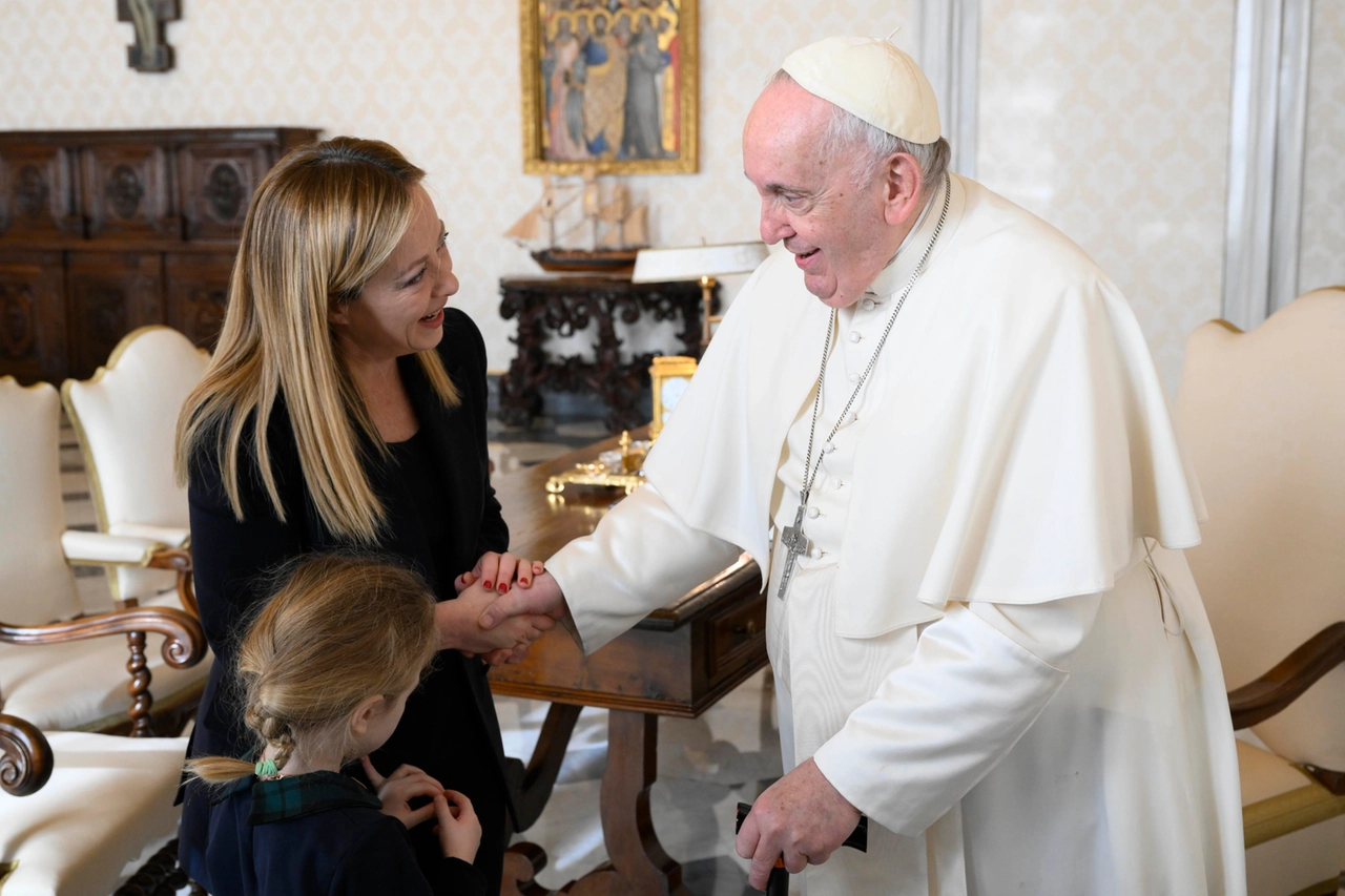 Giorgia Meloni, la figlia Ginevra e Papa Francesco (Ansa/Vatican Media)