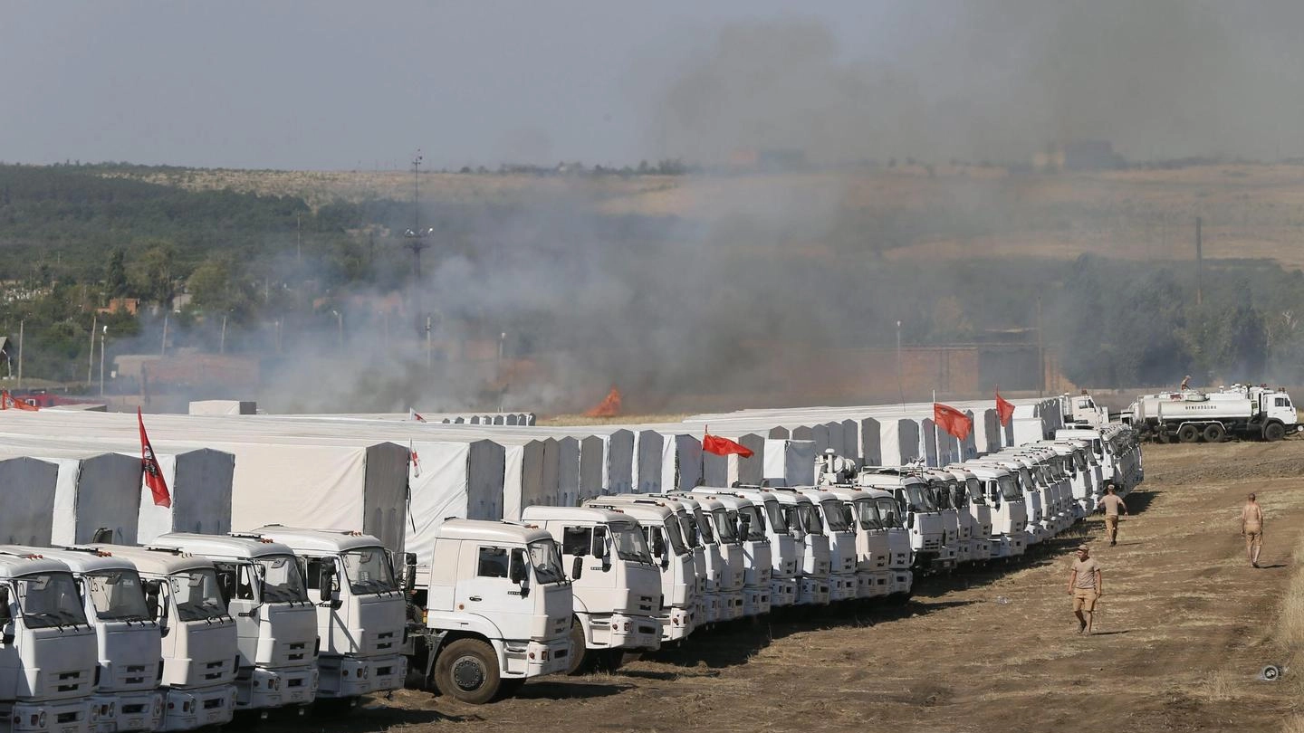 Il convoglio di tir russi entrato in territorio ucraino (Ansa)