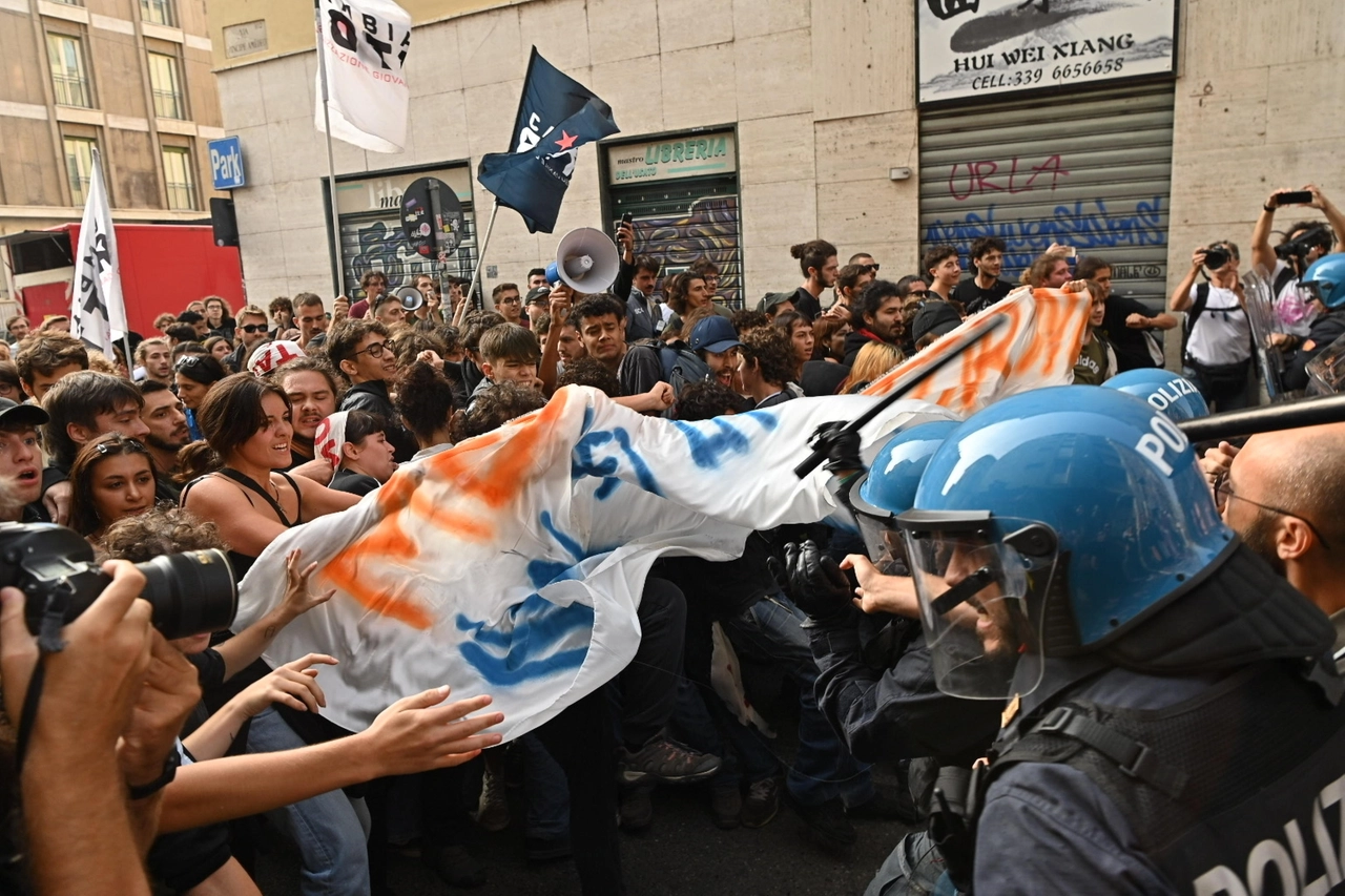 Corteo a Torino contro il governo Meloni (Ansa)