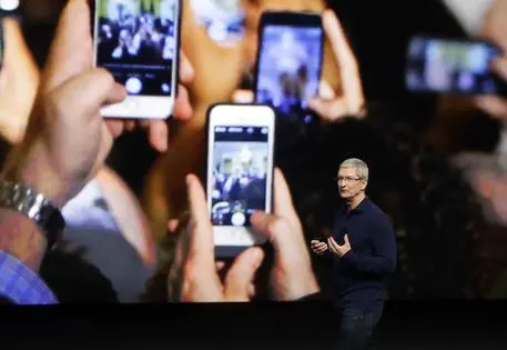 Apple, Tim Cook: trascorriamo troppo tempo sull'iPhone