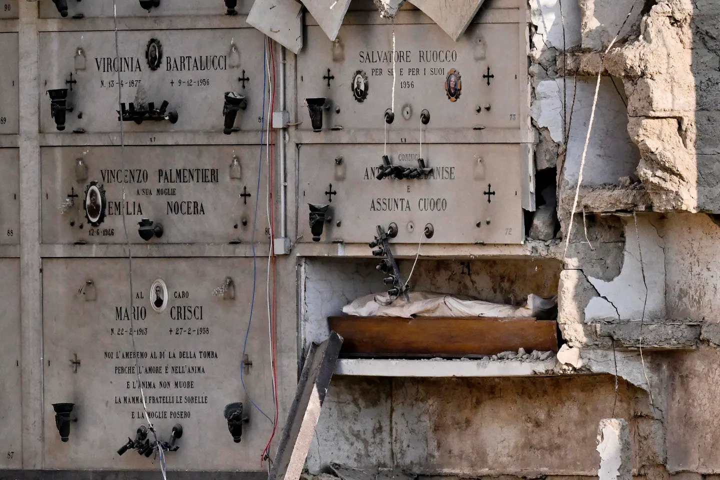 Nuovo crollo a Poggioreale, cimitero chiuso: sequestrato l'edificio franato