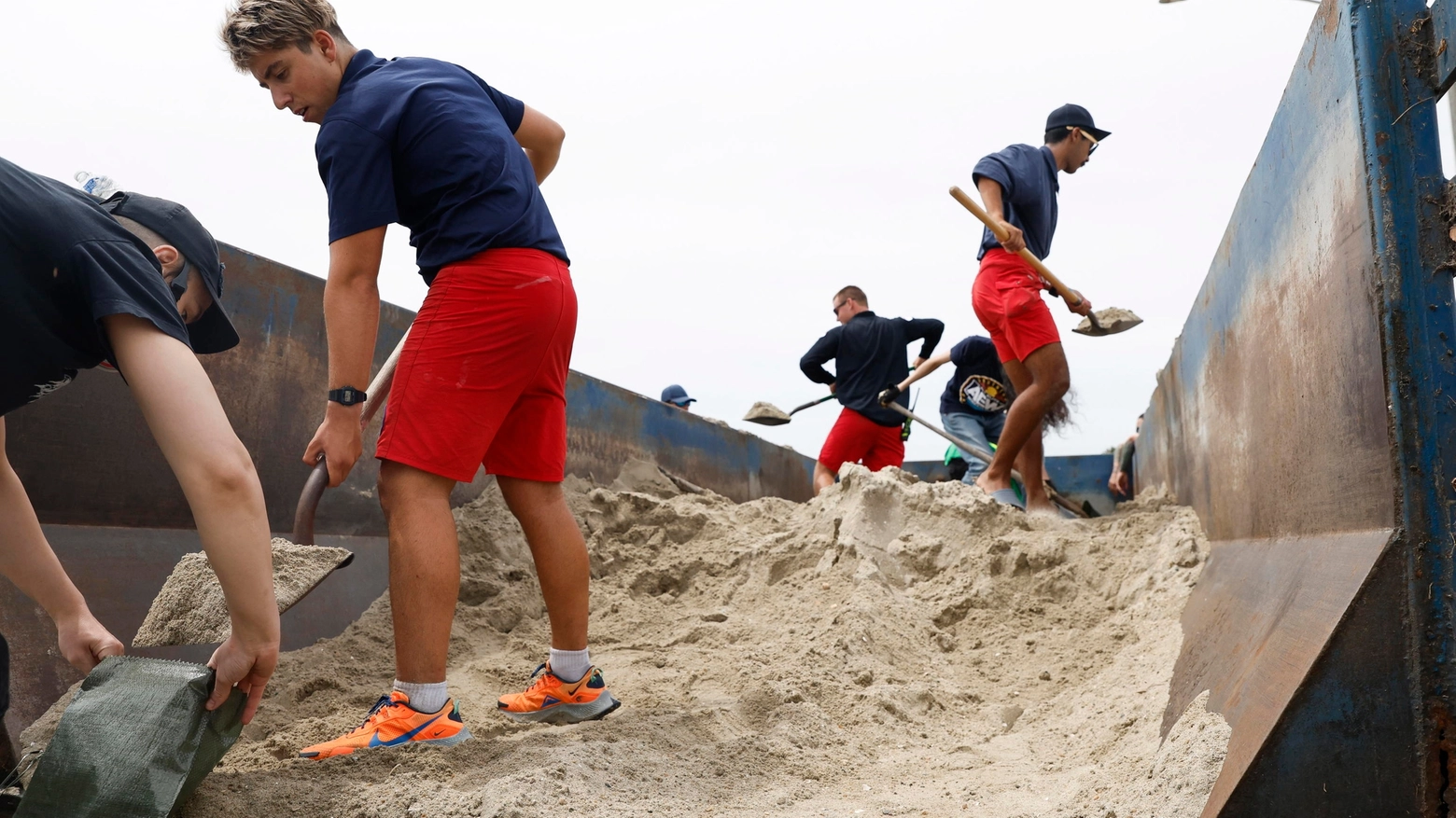 Uragano Hilary, in California si preparano sacchi di sabbia (Ansa)