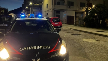 Tentata rapina a Napoli, donna ferita con una paio di forbici alla gola