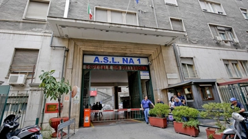 Napoli, emergenza sovraffollamento negli ospedali: stop ai ricoveri, richiamato il personale con reperibilità e aperto un “reparto straordinario”