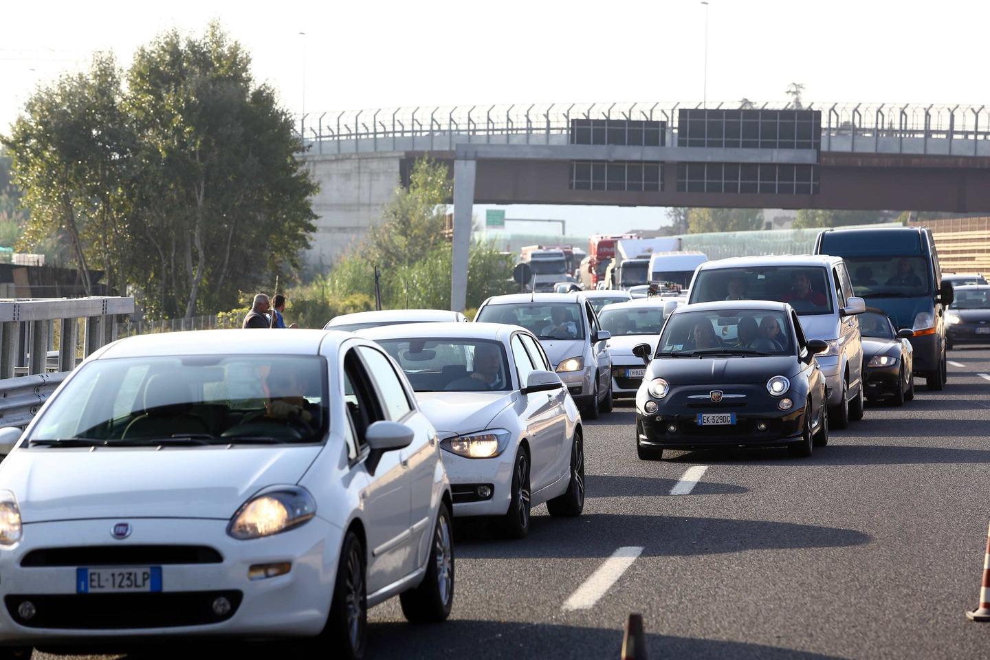 Scende Dall'auto Per Un Guasto: Travolto E Ucciso In Autostrada Da Un ...