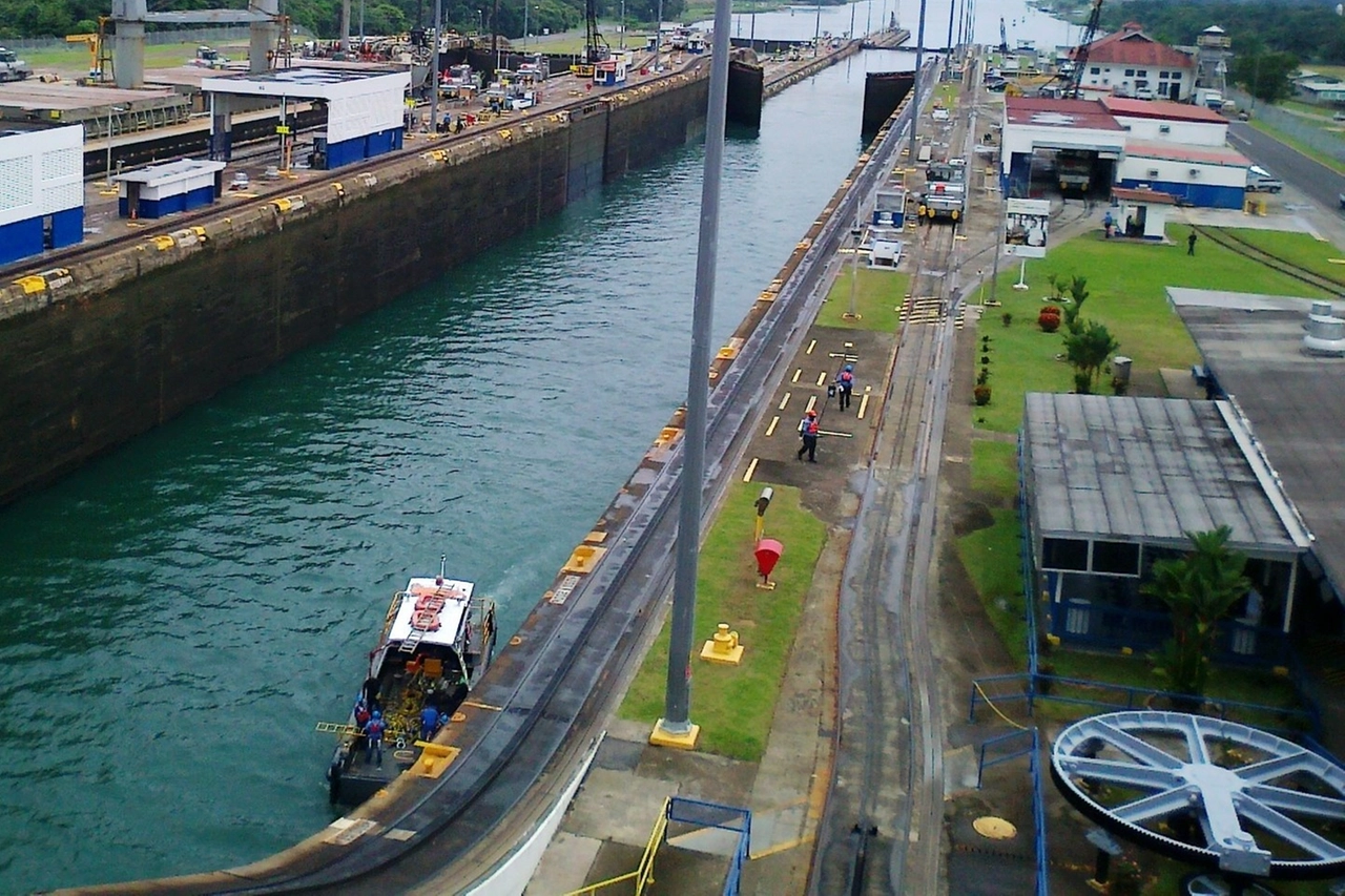 La siccità sta rendendo difficile il passaggio delle navi nel Canale di Panama