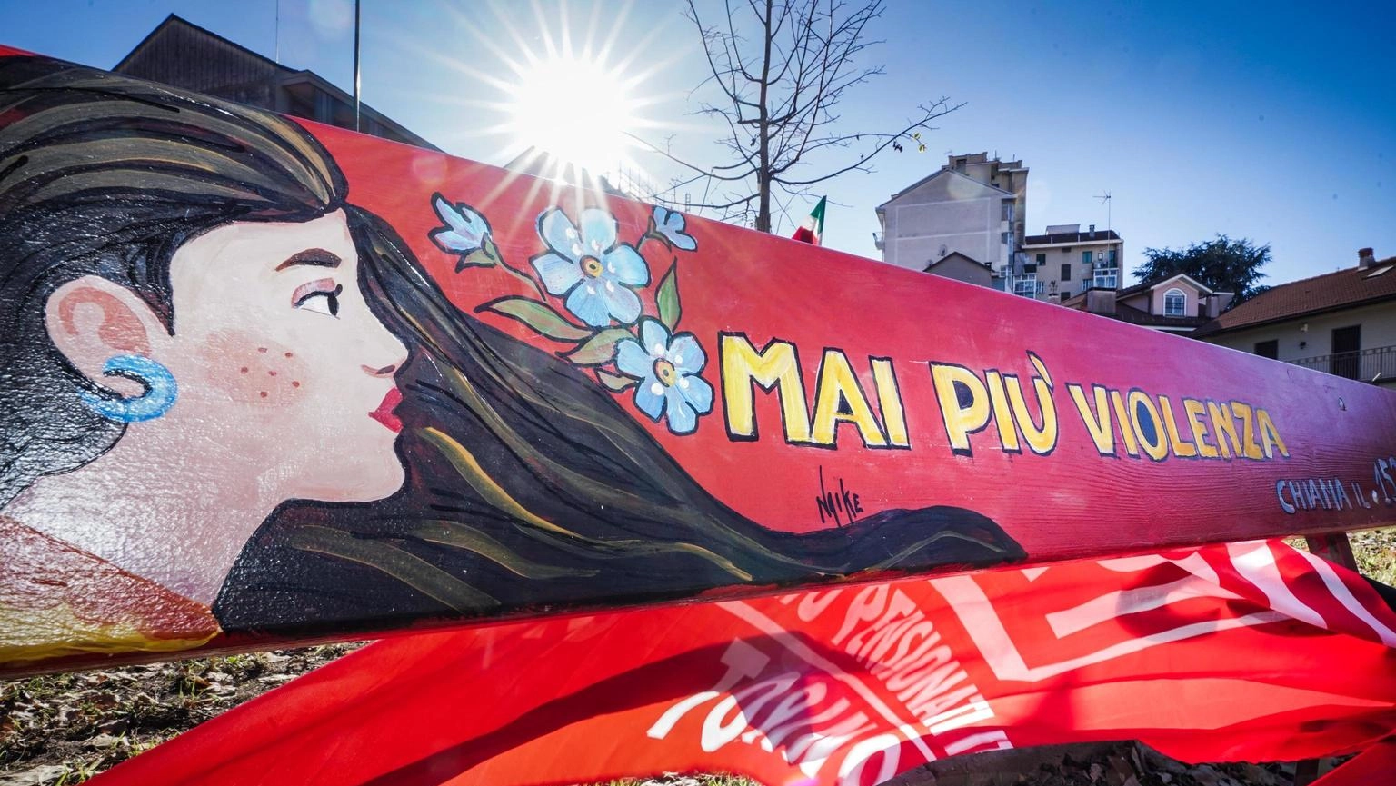 Una panchina rossa contro la violenza sulle donne (foto d'archivio)