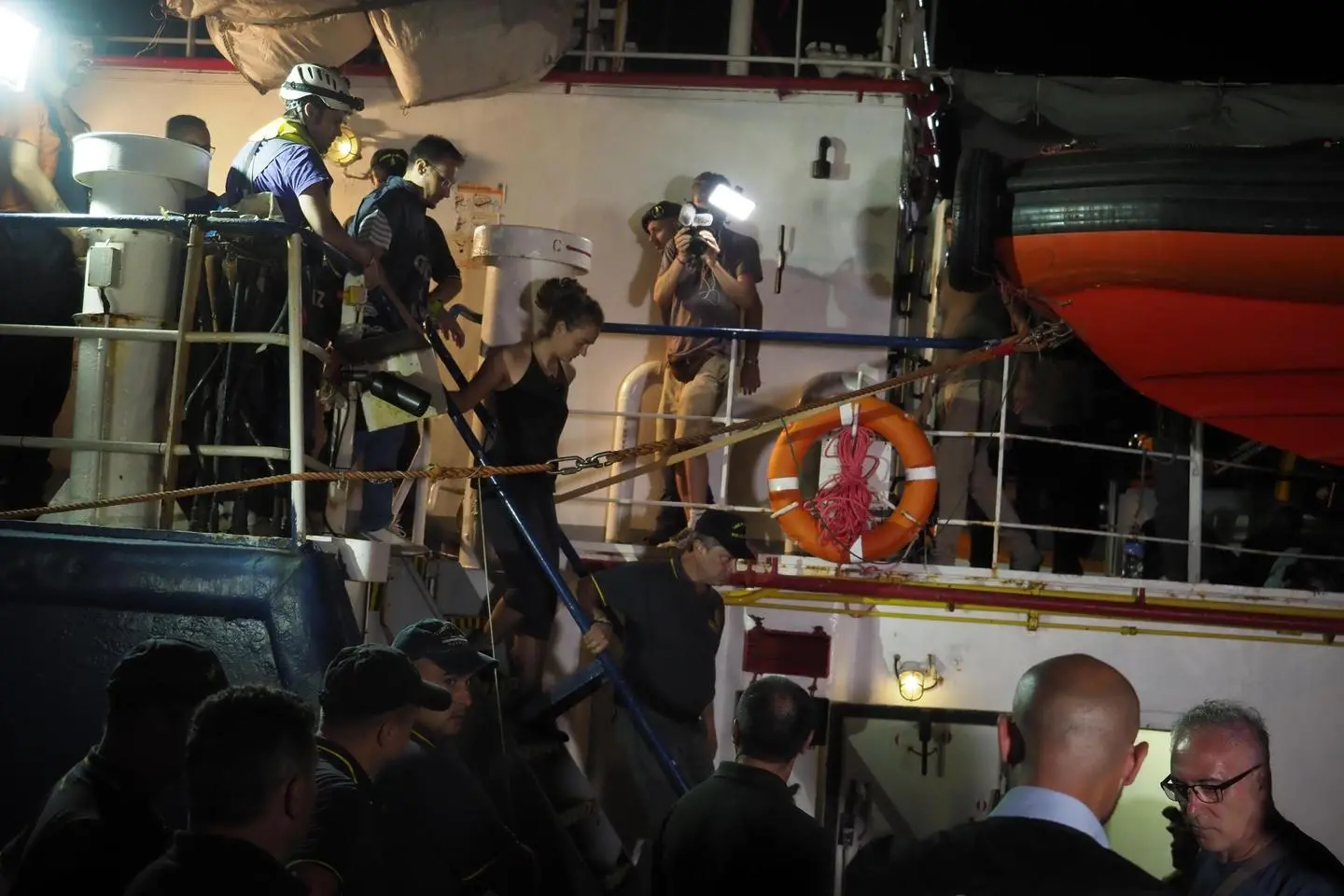 Sea Watch 3 sfonda il blocco ed entra a Lampedusa. Arrestata la capitana Carola Rackete