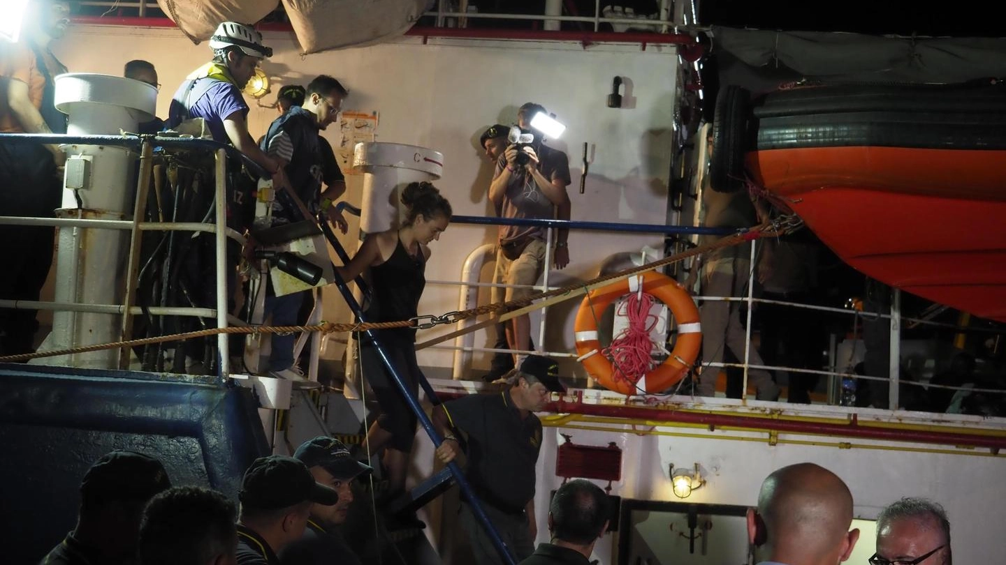 Carola Rackete arrestata in porto a Lampedusa scende dalla Sea Watch (Ansa)