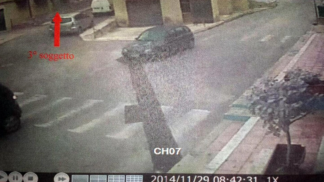 L'auto della madre di Loris ripresa mentre si allontana da casa (fermo immagine da La Sicilia /Ansa)