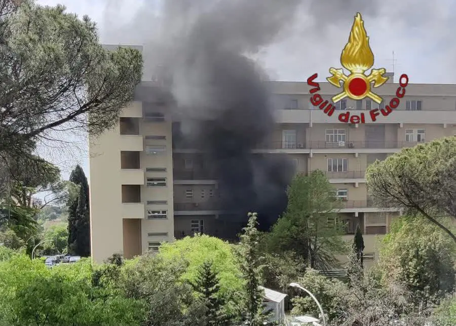 Roma, incendio nell'area dell’ospedale Cto