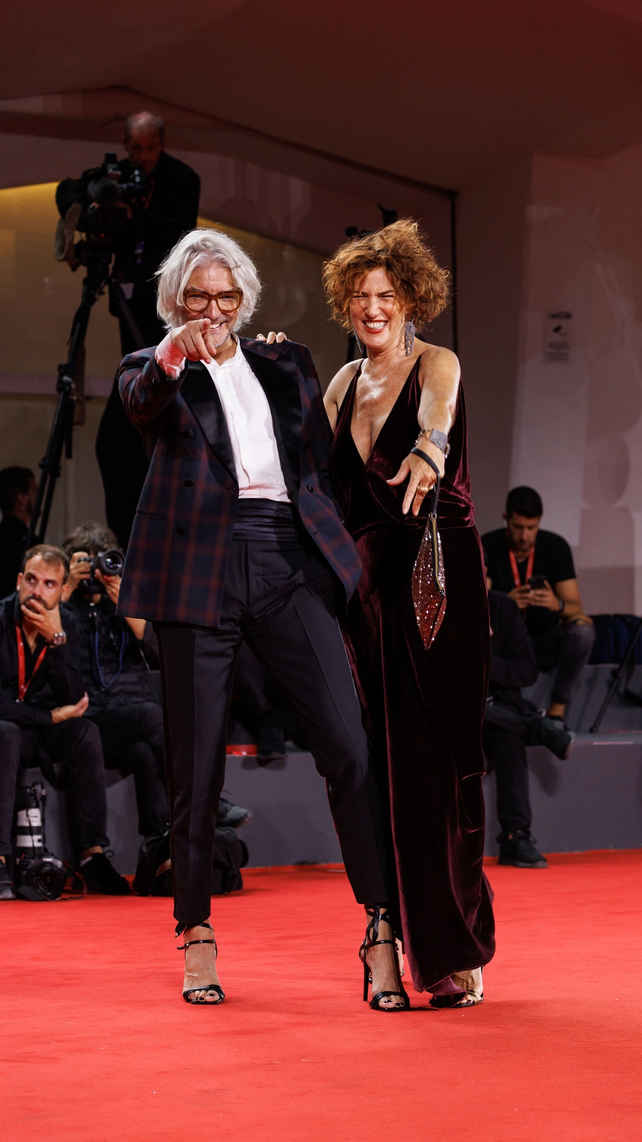 Diego Dolcini indossa sandali con tacco alto 11 cm, sul red carpet alla mostra del Cinema di Venezia