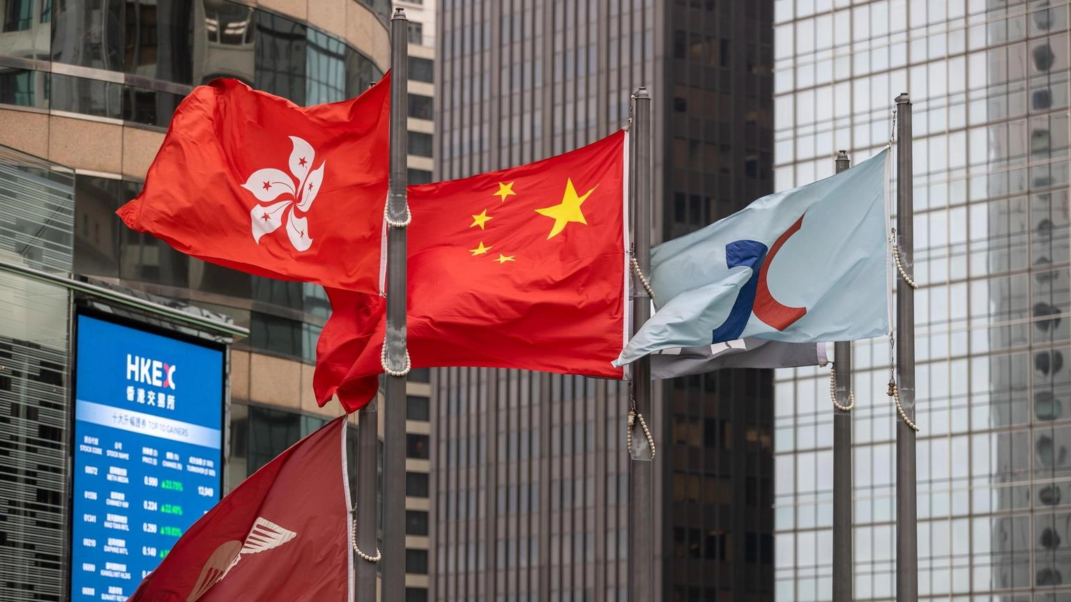 Borsa: Hong Kong negativa, apre a -0,5%