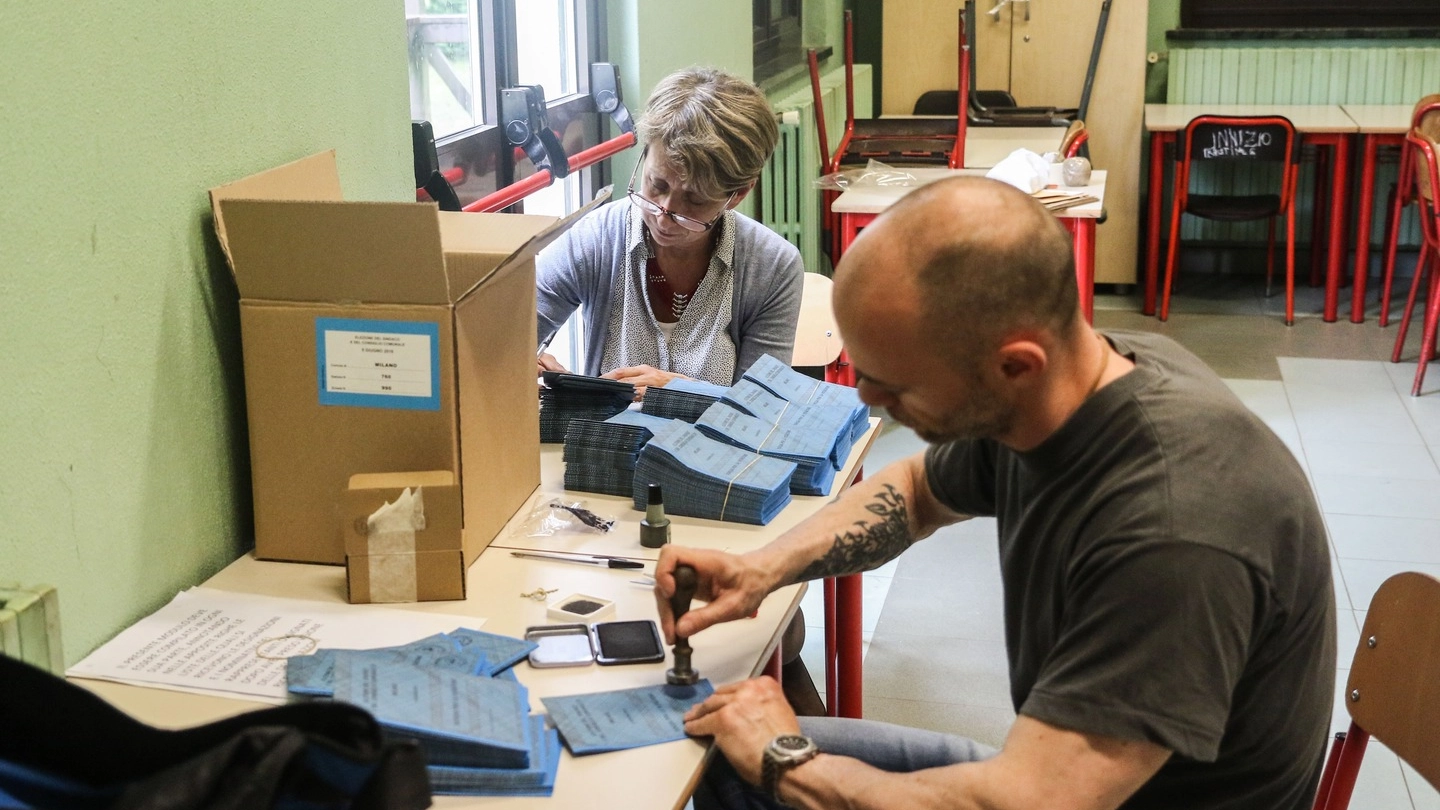 Preparazione dei seggi elettorali a Milano 