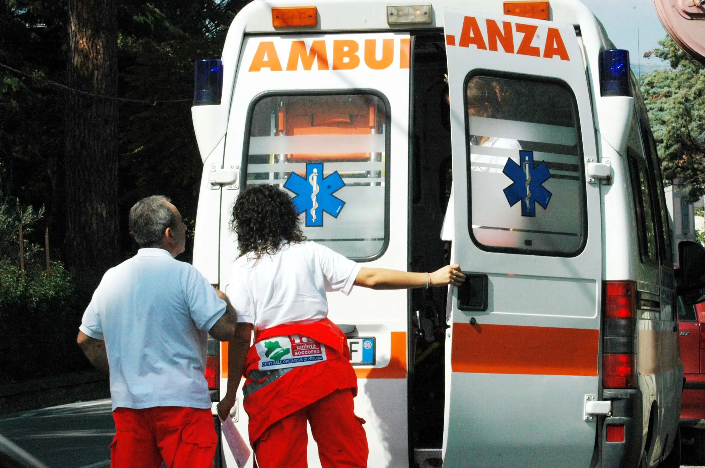 Incidente sul lavoro, giardiniere muore contro un albero