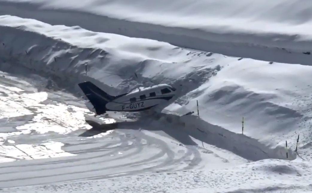 Courchevel, Aereo Da Turismo Atterra Sulla Pista Ghiacciata E Si ...