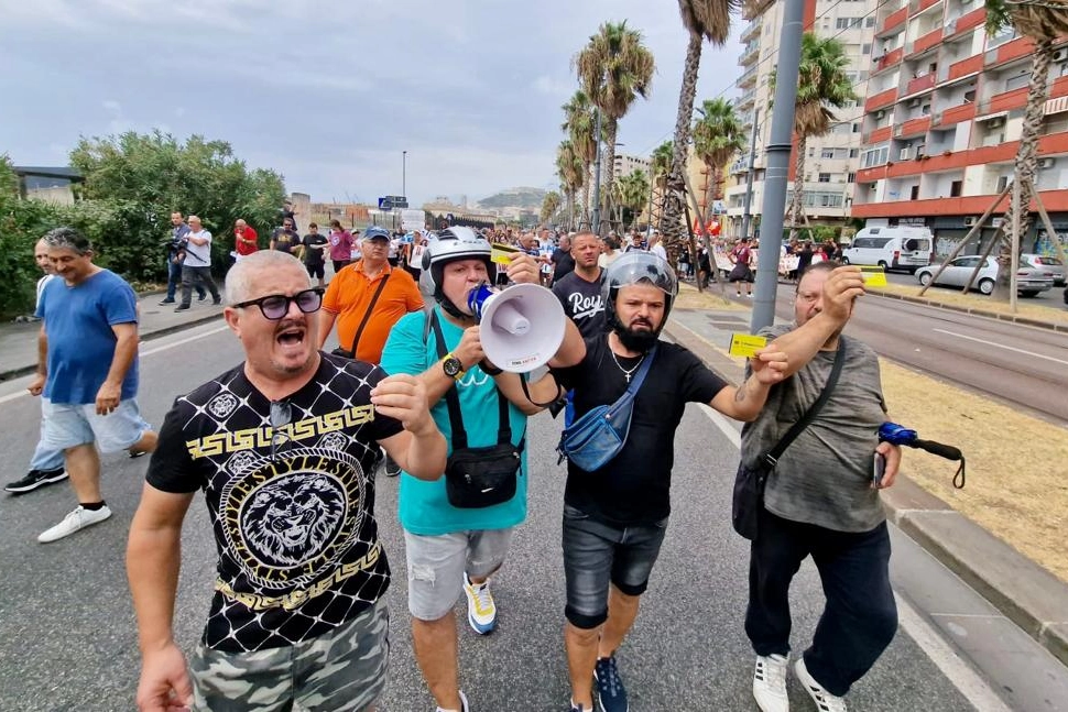  --RDC. IN 350 SFILANO A NAPOLI PER DIRE NO AD ABOLIZIONE /FOTO1 MANIFESTANTI BLOCCANO TRAFFICO AUTO DIRETTE FUORI CITT