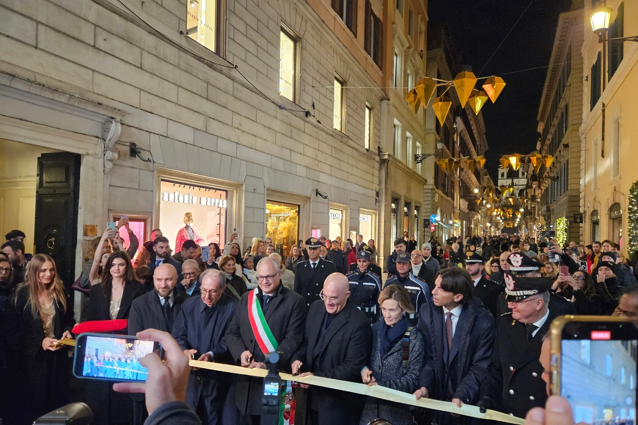  NATALE. ROMA, RENAULT E GUALTIERI 'ILLUMINANO' VIA CONDOTTI /FOTO FILE DIAMANTI DORATI DA LARGO GOLDONI A PIAZZA DI SPAGNA, LAURA CHIATTI MADRINA(FOTO 1 di 3)