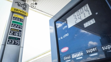 Benzina: perché aumenta il prezzo (e perché aumenterà ancora). I consigli per risparmiare