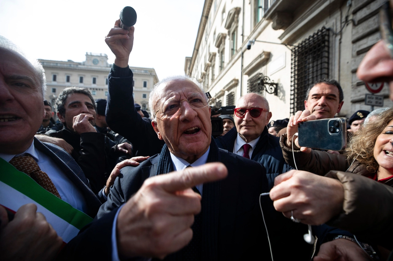 Vincenzo De Luca durante la manifestazione dei sindaci a Roma organizzata dalla Regione Campania e Anci Campania (Ansa)