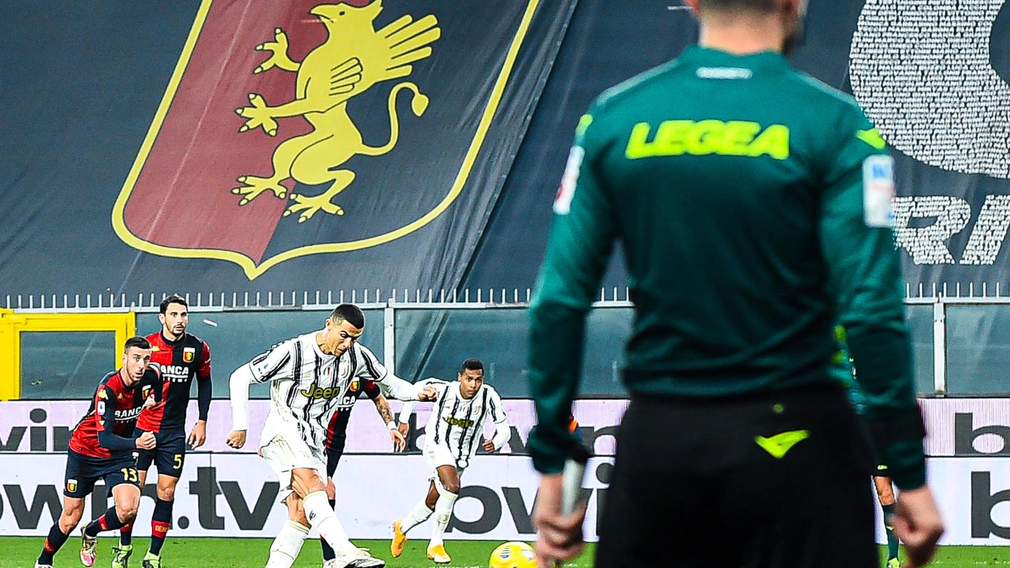 Cristiano Ronaldo segna dal dischetto contro il Genoa (Ansa)