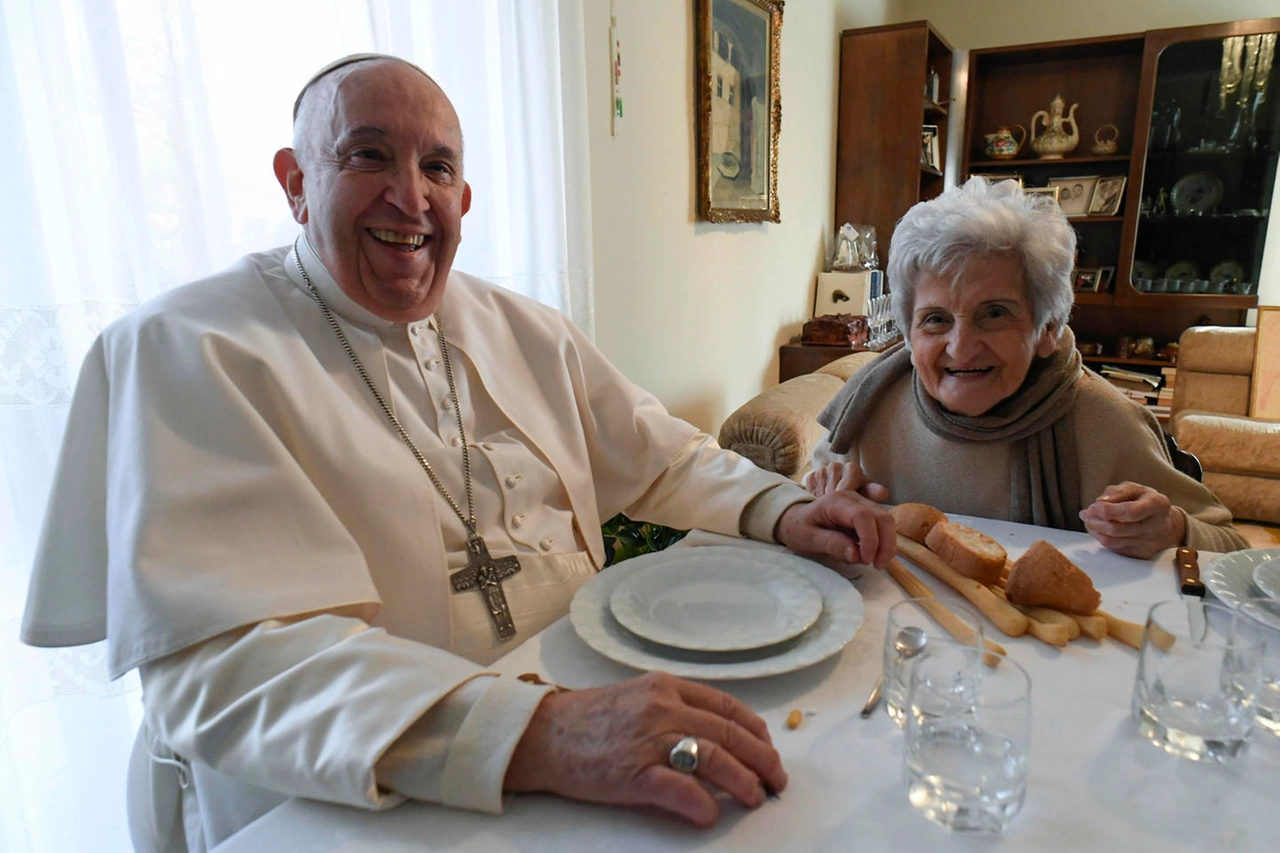 papa Francesco e la cugina Carla Rabezzana a tavola